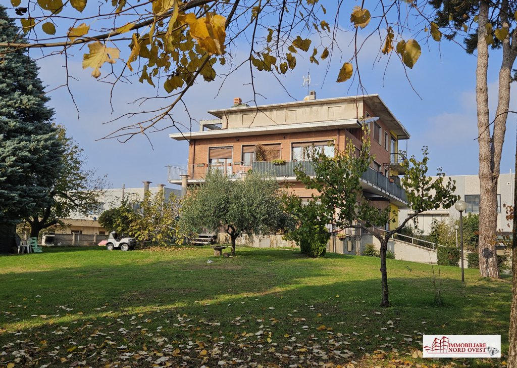 Vendita Villa Vittuone - Fabbricato con 5 appartamenti Vittuone Località Vittuone