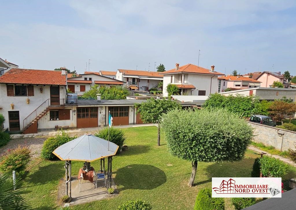 Vendita Villa Vittuone - Villa con due appartamenti a Vittuone Località Vittuone