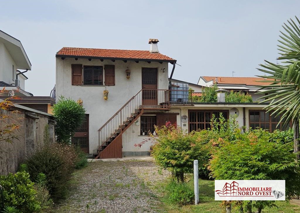 Vendita Villa Vittuone - Villa con due appartamenti a Vittuone Località Vittuone